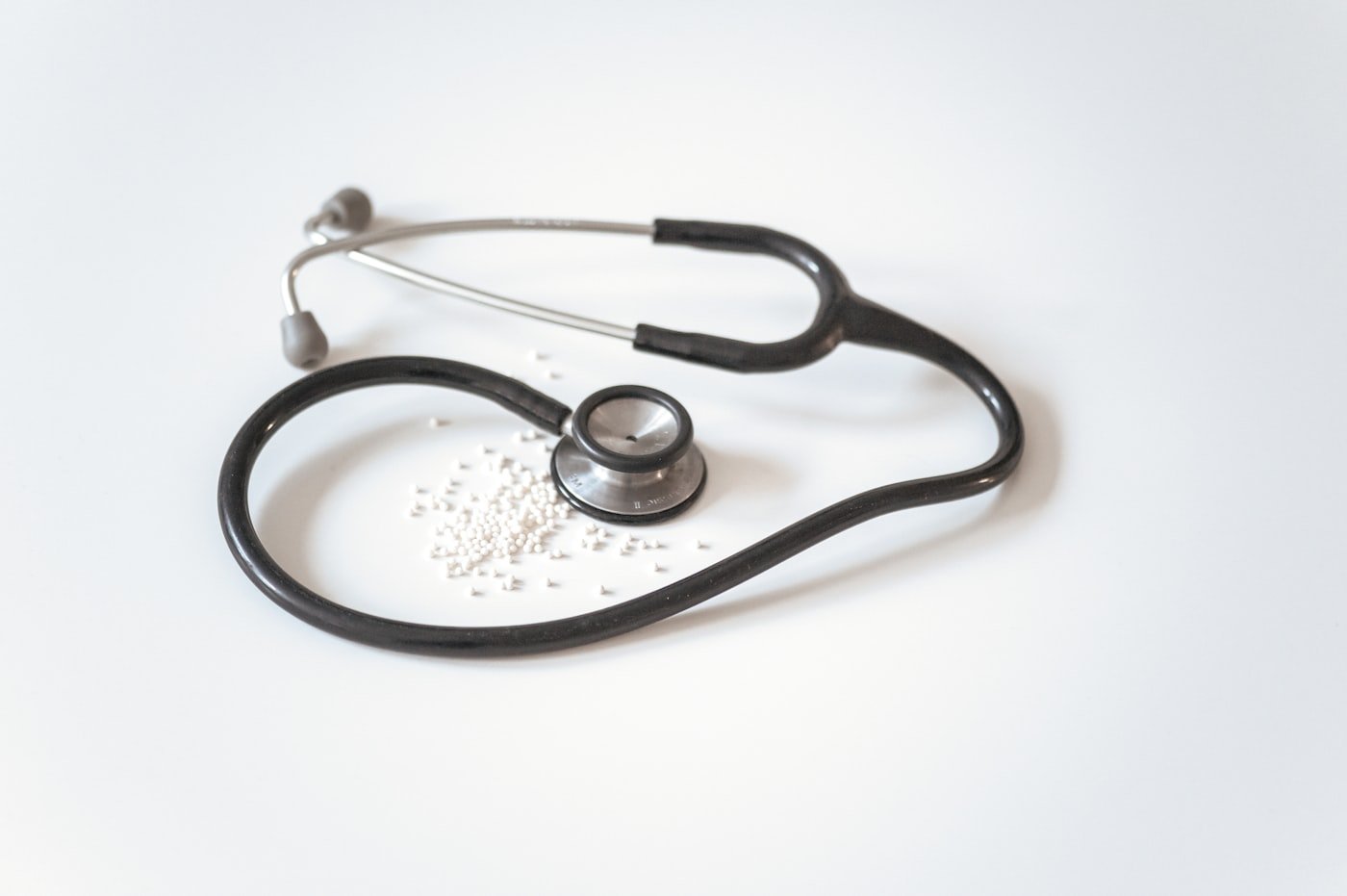 Estetoscópio sobre mesa clara de consultório médico